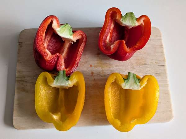 Pimientos rellenos vegetarianos al horno: la receta fácil y sabrosa con verduras y queso mozzarella - Preparación paso 1