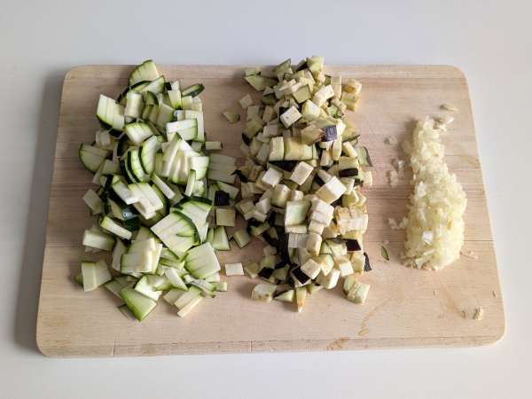 Pimientos rellenos vegetarianos al horno: la receta fácil y sabrosa con verduras y queso mozzarella - Preparación paso 2