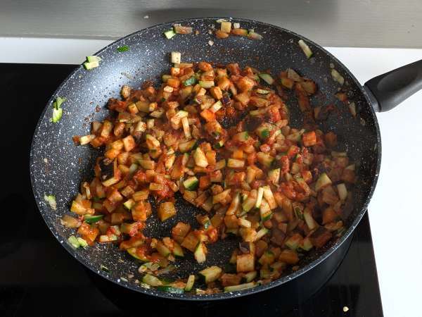 Pimientos rellenos vegetarianos al horno: la receta fácil y sabrosa con verduras y queso mozzarella - Preparación paso 4