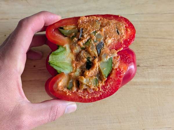 Pimientos rellenos vegetarianos al horno: la receta fácil y sabrosa con verduras y queso mozzarella - Preparación paso 6