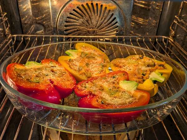 Pimientos rellenos vegetarianos al horno: la receta fácil y sabrosa con verduras y queso mozzarella - Preparación paso 8