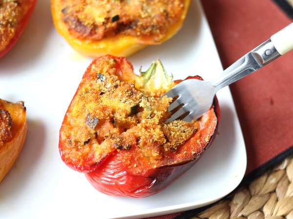 Pimientos rellenos vegetarianos al horno: la receta fácil y sabrosa con verduras y queso mozzarella - Preparación paso 9