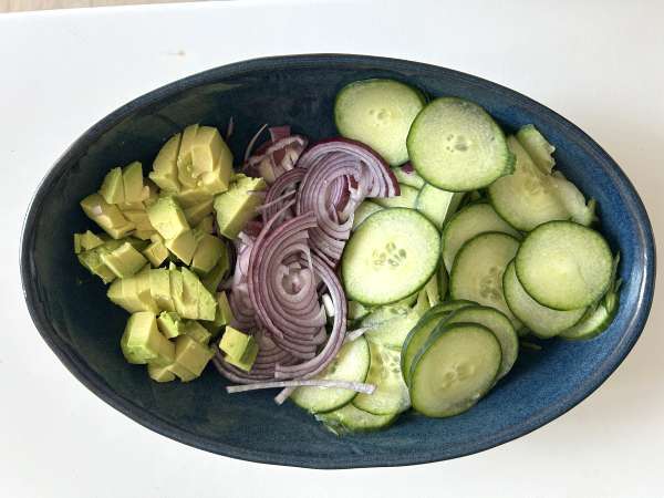 Ensalada de pepino, garbanzos tostados, aguacate y feta - Preparación paso 2