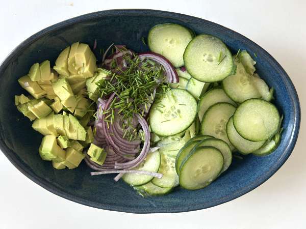 Ensalada de pepino, garbanzos tostados, aguacate y feta - Preparación paso 3