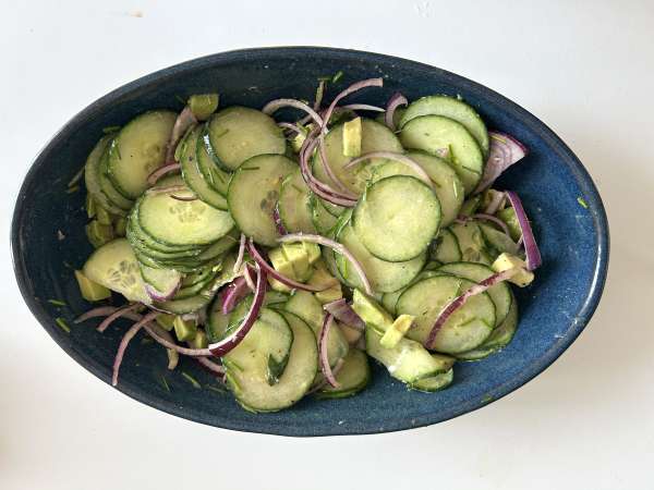 Ensalada de pepino, garbanzos tostados, aguacate y feta - Preparación paso 5