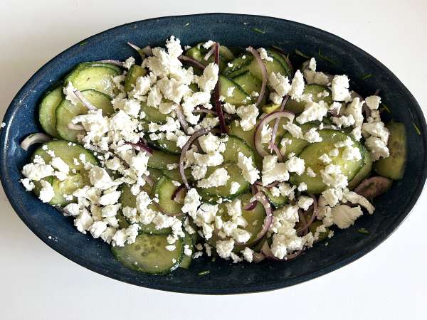 Ensalada de pepino, garbanzos tostados, aguacate y feta - Preparación paso 6