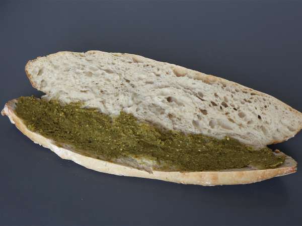 Bocadillo italiano de mortadela, burrata y pesto - Preparación paso 1