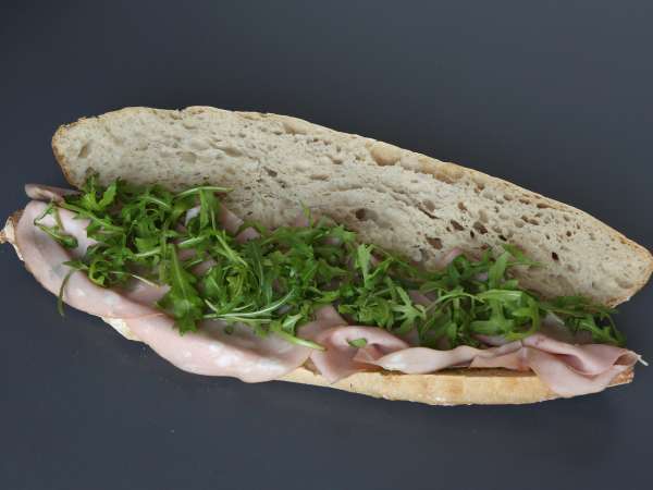 Bocadillo italiano de mortadela, burrata y pesto - Preparación paso 3