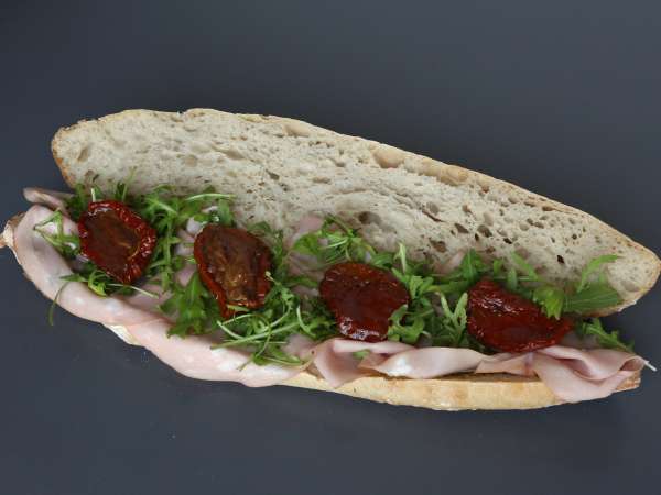 Bocadillo italiano de mortadela, burrata y pesto - Preparación paso 4