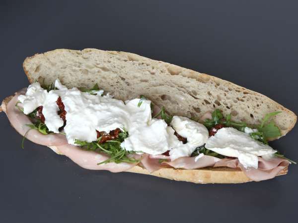 Bocadillo italiano de mortadela, burrata y pesto - Preparación paso 5
