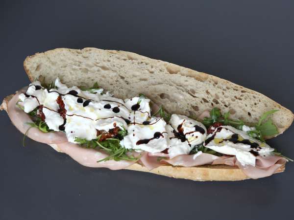 Bocadillo italiano de mortadela, burrata y pesto - Preparación paso 6