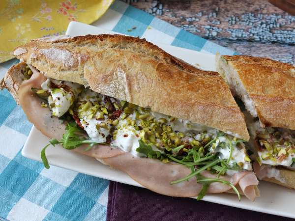 Bocadillo italiano de mortadela, burrata y pesto - Preparación paso 7