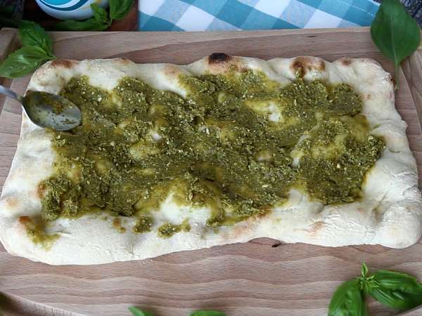 Pinsa con pesto y mortadela, ¡lista en 10 minutos! - Preparación paso 2
