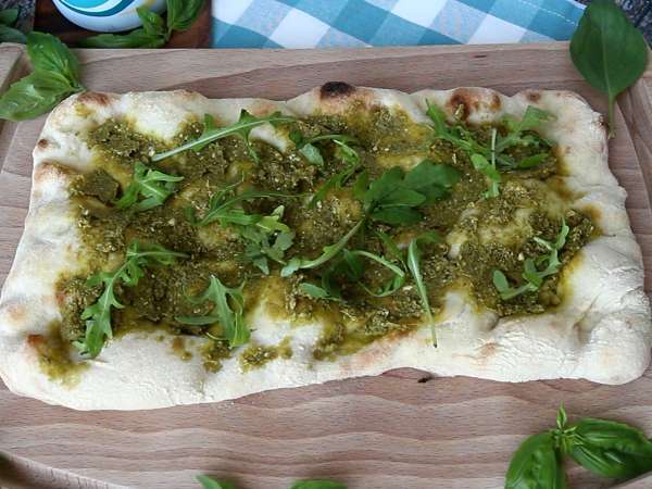 Pinsa con pesto y mortadela, ¡lista en 10 minutos! - Preparación paso 3