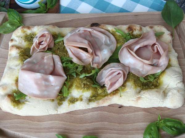 Pinsa con pesto y mortadela, ¡lista en 10 minutos! - Preparación paso 4