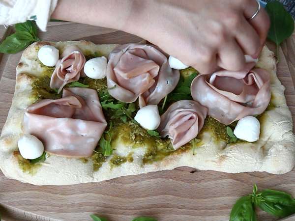 Pinsa con pesto y mortadela, ¡lista en 10 minutos! - Preparación paso 5