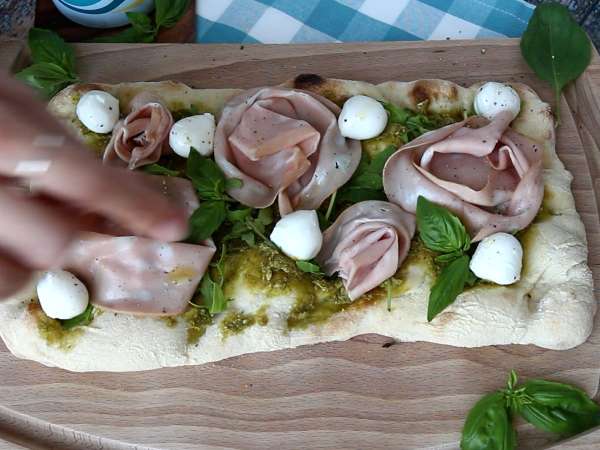 Pinsa con pesto y mortadela, ¡lista en 10 minutos! - Preparación paso 6