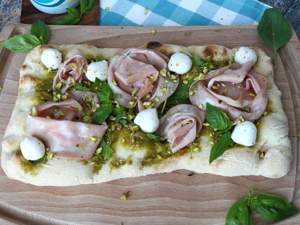Pinsa con pesto y mortadela, ¡lista en 10 minutos! - Preparación paso 7