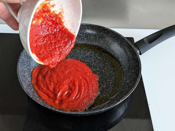 Pasta cremosa con tomate y stracciatella: una receta fácil lista en poco más de 10 minutos - Preparación paso 1