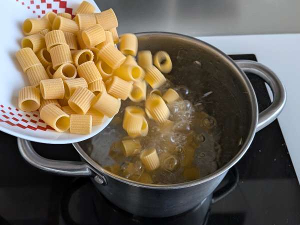 Pasta cremosa con tomate y stracciatella: una receta fácil lista en poco más de 10 minutos - Preparación paso 3