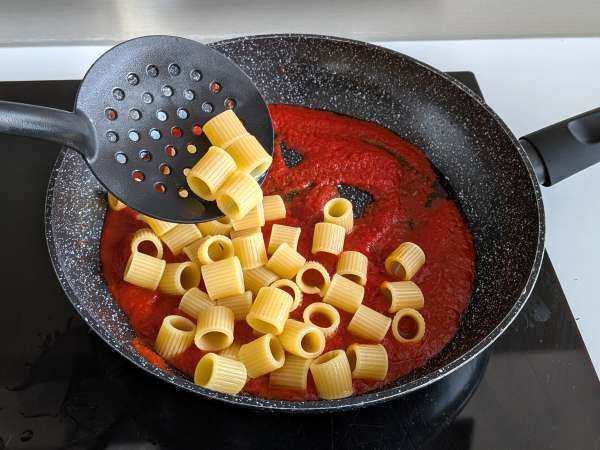 Pasta cremosa con tomate y stracciatella: una receta fácil lista en poco más de 10 minutos - Preparación paso 4