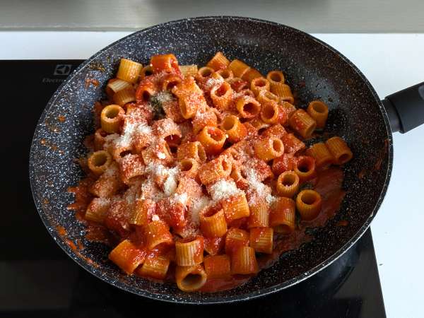 Pasta cremosa con tomate y stracciatella: una receta fácil lista en poco más de 10 minutos - Preparación paso 5