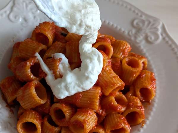 Pasta cremosa con tomate y stracciatella: una receta fácil lista en poco más de 10 minutos - Preparación paso 6