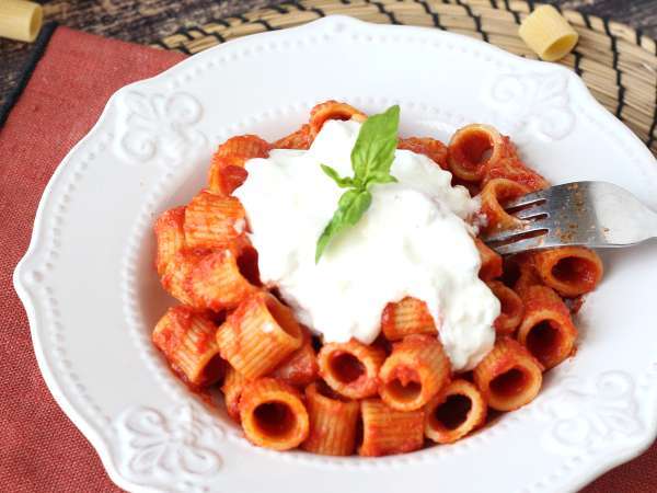 Pasta cremosa con tomate y stracciatella: una receta fácil lista en poco más de 10 minutos - Preparación paso 7