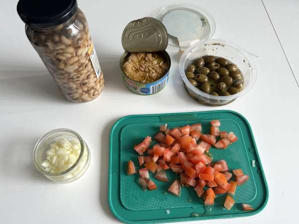 Ensalada portuguesa de alubias carillas con atún, huevo y aceitunas - Preparación paso 1