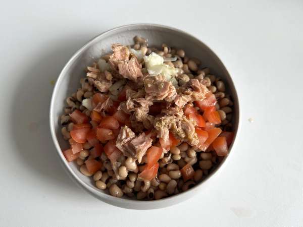 Ensalada portuguesa de alubias carillas con atún, huevo y aceitunas - Preparación paso 2