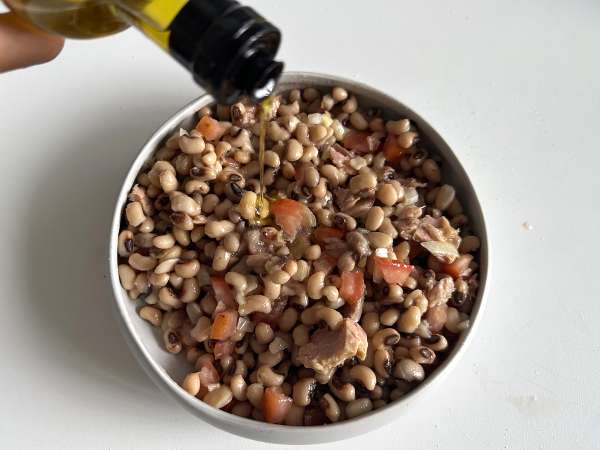 Ensalada portuguesa de alubias carillas con atún, huevo y aceitunas - Preparación paso 3