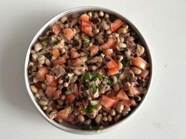 Ensalada portuguesa de alubias carillas con atún, huevo y aceitunas - Preparación paso 4