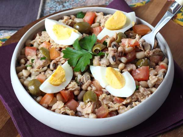 Ensalada portuguesa de alubias carillas con atún, huevo y aceitunas - Preparación paso 6