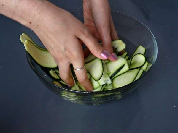 Tarta salada de calabacín, pesto y burrata: una receta fácil y muy veraniega - Preparación paso 2