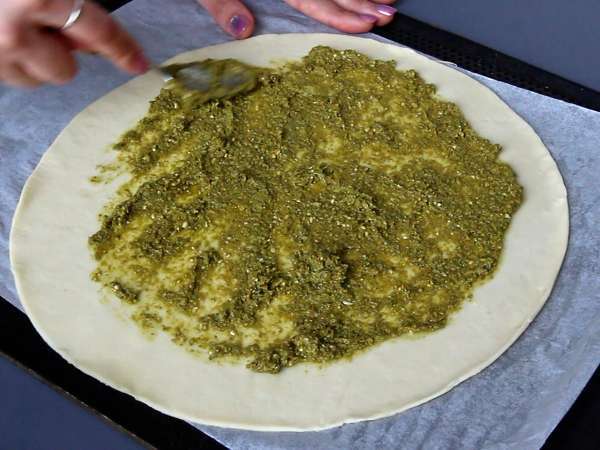Tarta salada de calabacín, pesto y burrata: una receta fácil y muy veraniega - Preparación paso 3