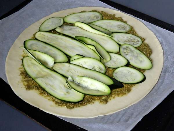 Tarta salada de calabacín, pesto y burrata: una receta fácil y muy veraniega - Preparación paso 4