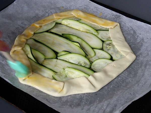 Tarta salada de calabacín, pesto y burrata: una receta fácil y muy veraniega - Preparación paso 5