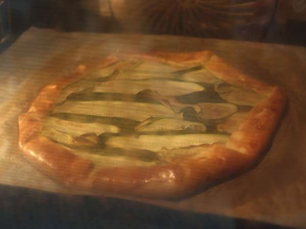 Tarta salada de calabacín, pesto y burrata: una receta fácil y muy veraniega - Preparación paso 6