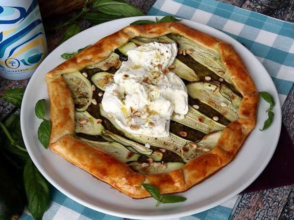 Tarta salada de calabacín, pesto y burrata: una receta fácil y muy veraniega - Preparación paso 7