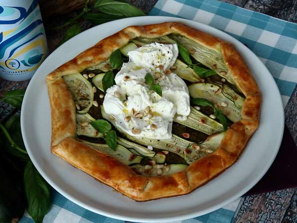 Tarta salada de calabacín, pesto y burrata: una receta fácil y muy veraniega - Preparación paso 8