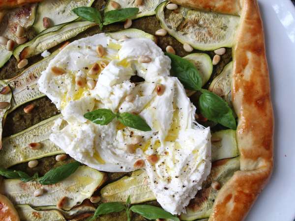 Tarta salada de calabacín, pesto y burrata: una receta fácil y muy veraniega - Preparación paso 9