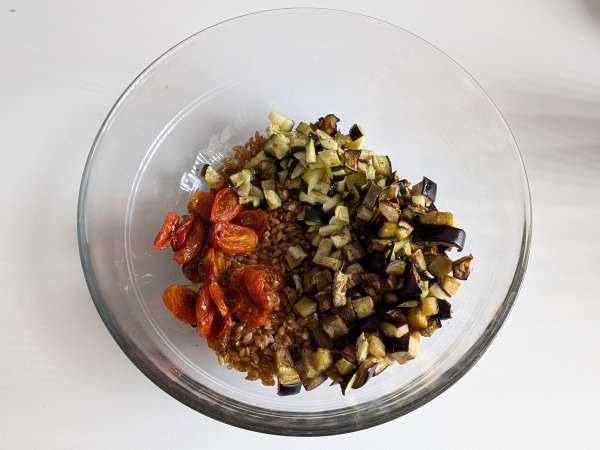 Ensalada cremosa de espelta con verduras asadas - Preparación paso 5
