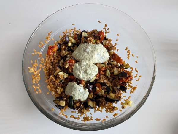Ensalada cremosa de espelta con verduras asadas - Preparación paso 6