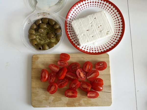 Ensalada de patata con queso feta, huevo y tomates cherry - Preparación paso 3
