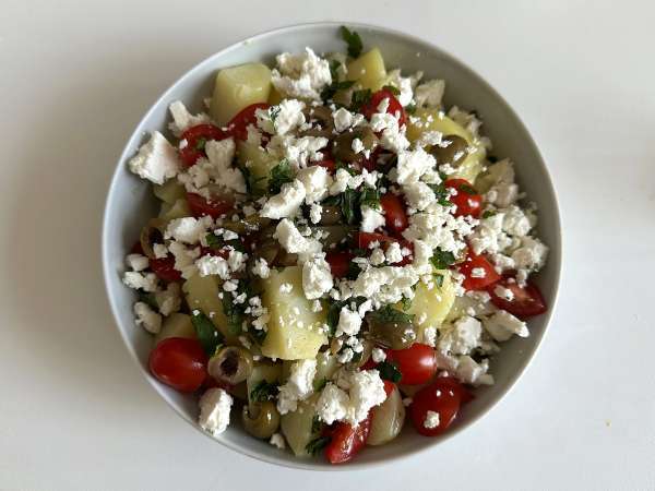 Ensalada de patata con queso feta, huevo y tomates cherry - Preparación paso 5
