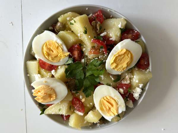 Ensalada de patata con queso feta, huevo y tomates cherry - Preparación paso 6