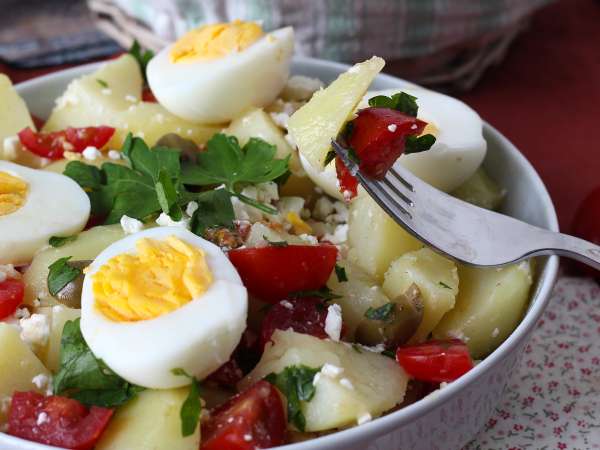 Ensalada de patata con queso feta, huevo y tomates cherry - Preparación paso 7
