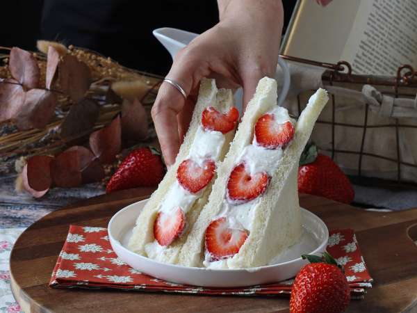 Ichigo sando, el sándwich japonés de fresas - Preparación paso 10