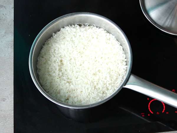 Onigiri a la plancha rellenos de queso fundido: el bocado japonés que apetece repetir - Preparación paso 2