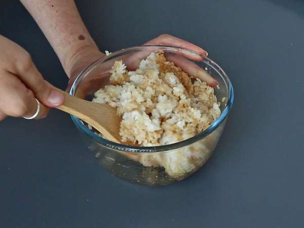 Onigiri a la plancha rellenos de queso fundido: el bocado japonés que apetece repetir - Preparación paso 4